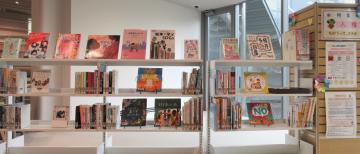 人権に関する書籍の棚