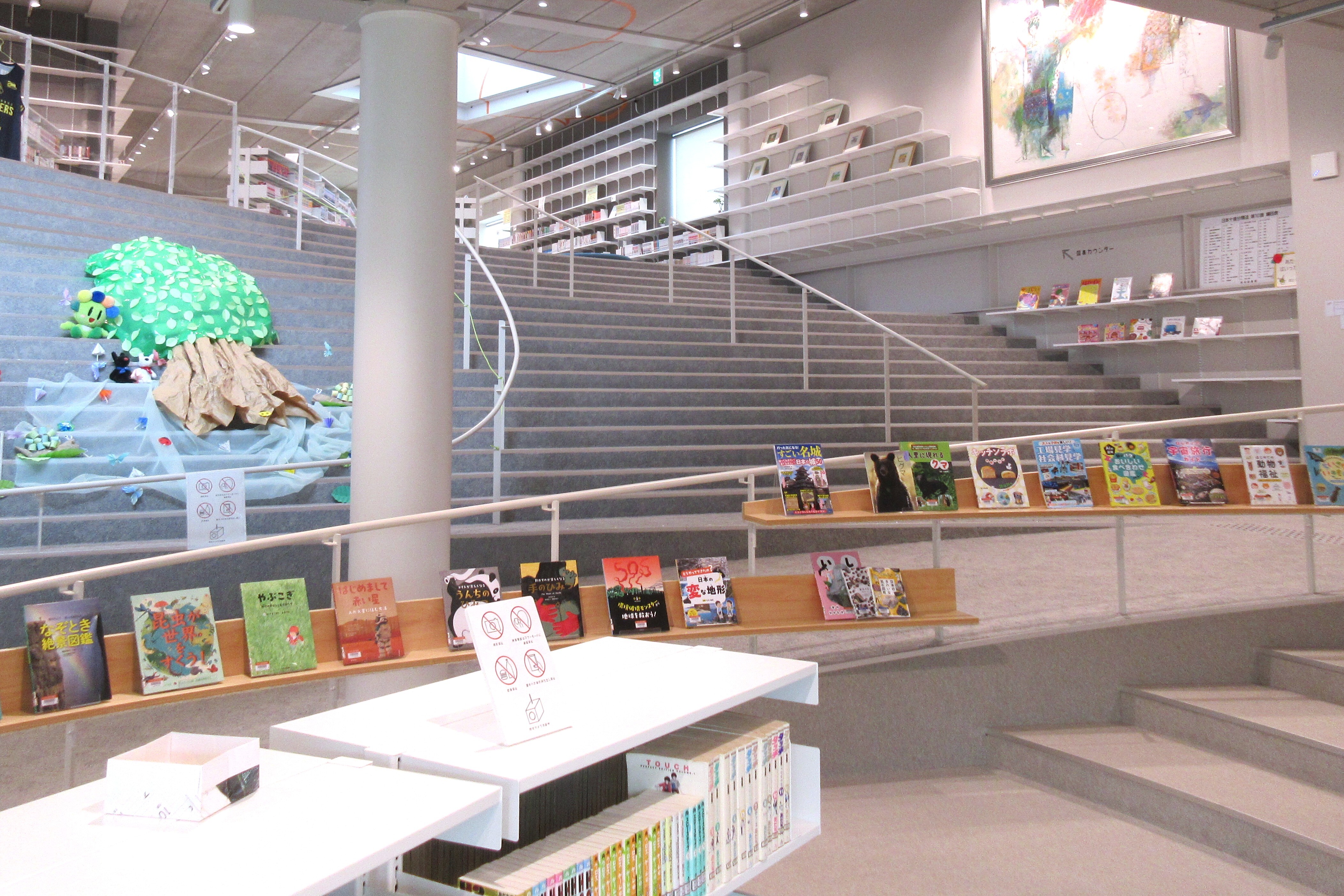 階段前の展示の様子